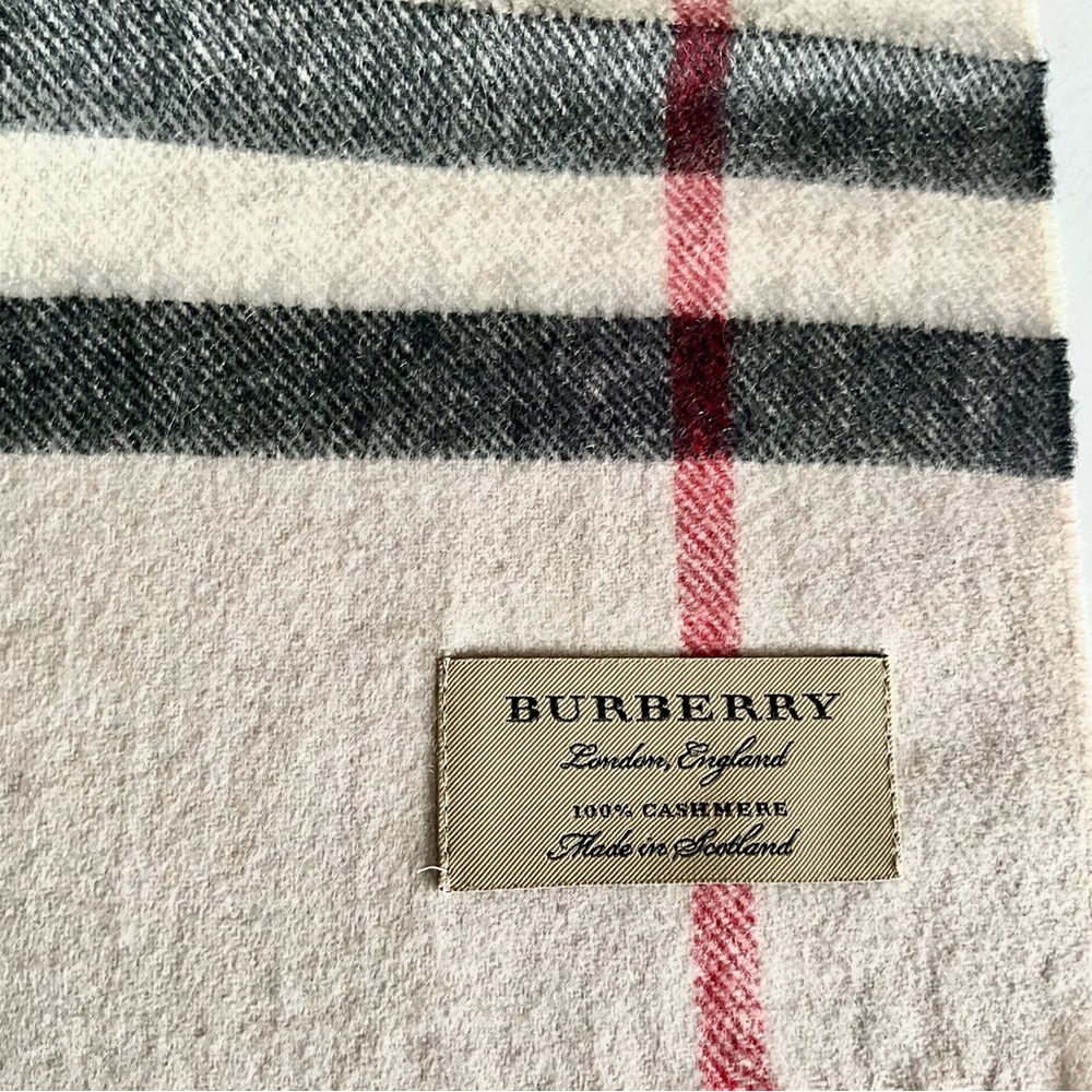 BURBERRY LONDON CLASSIC CHECK CASHMERE SCARF - Picture 6 of 7